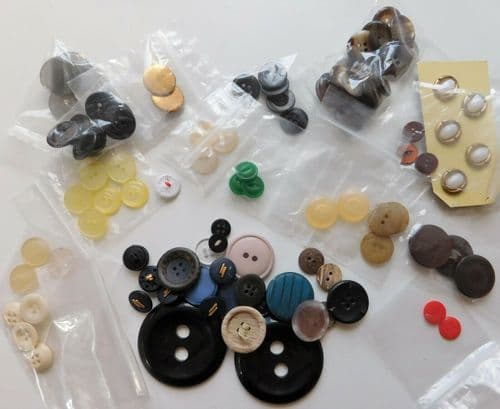 Mixed buttons assorted mainly vintage over 800g Job lot A